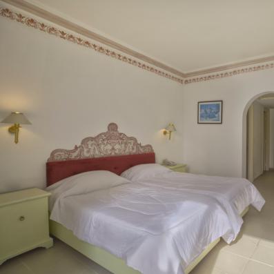 Chambre bungalow verte et rouge